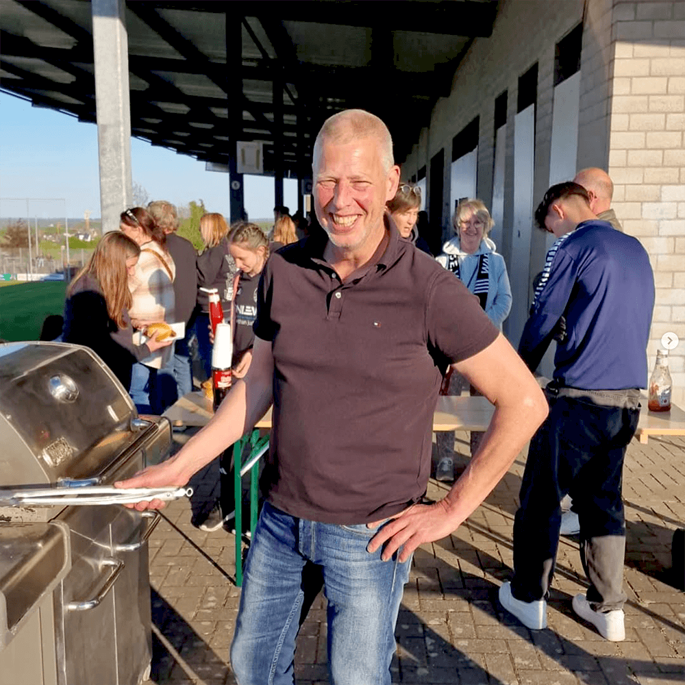 Anläßlich der Aufstiegsfeier de Damen des VfR Warbeyen war es mir eine Ehre, die Grillzange zu schwingen. markus-dahmen-buergermeister-kandidat-kleve-2025-04-27-ehrenamt-grillen-aufstiegsfeier
