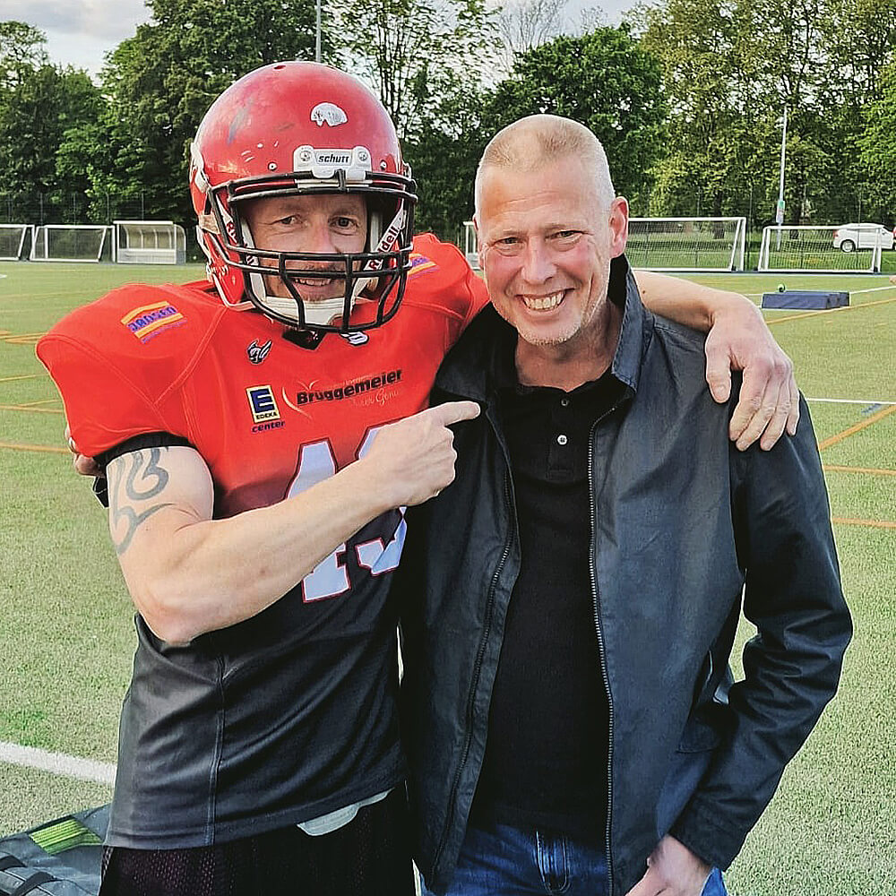 Freudiges Wiedersehen mit einem alten Mannschaftskameraden. markus-dahmen-buergermeister-kandidat-kleve-2025-05-08-wiedersehen-bei-conquerors-kleve-football-2
